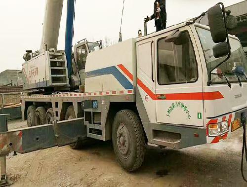 中联90吨吊车